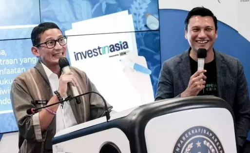 Minister of Tourism and Creative Economy, Sandiaga Salahuddin Uno and Christian Sugiono, the Chief Business Development Officer of Izin.co.id